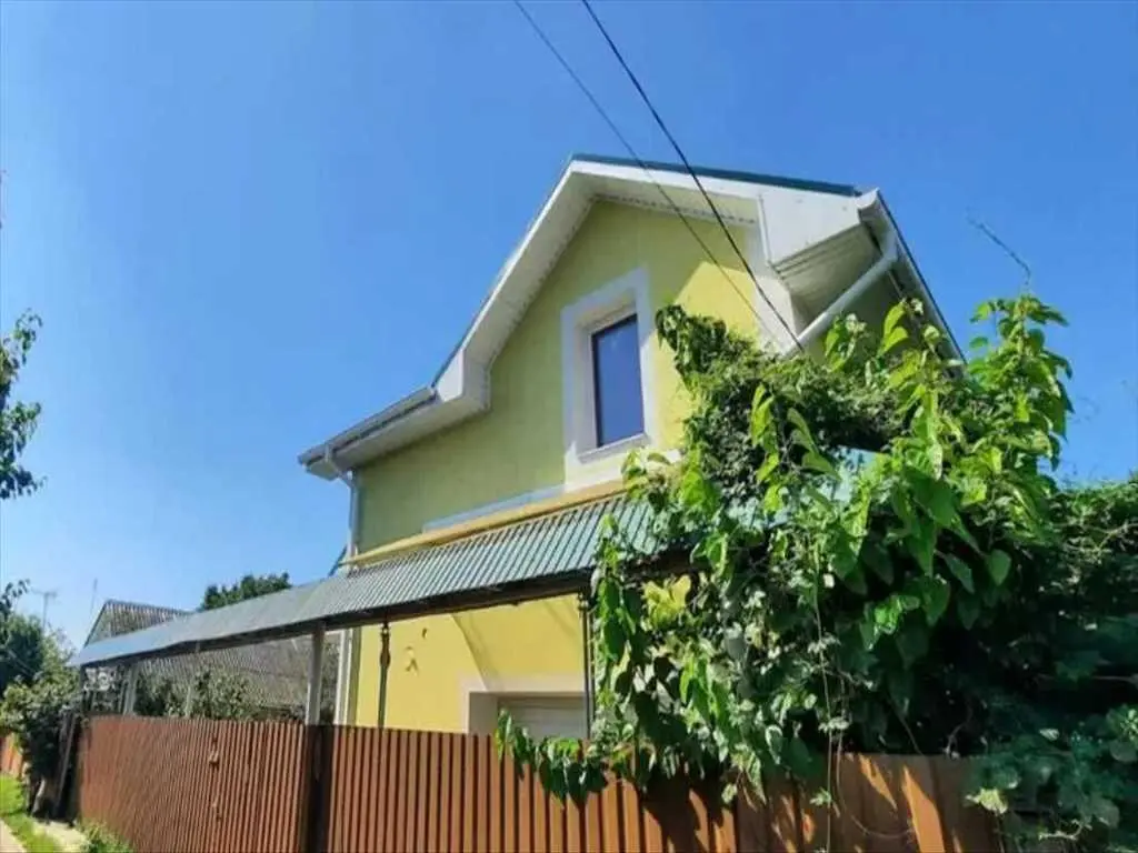 Сучасний будинок в центральній частині міста!