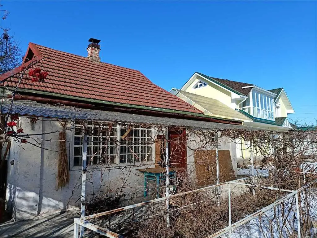 Сучасний будинок в центральній частині міста!