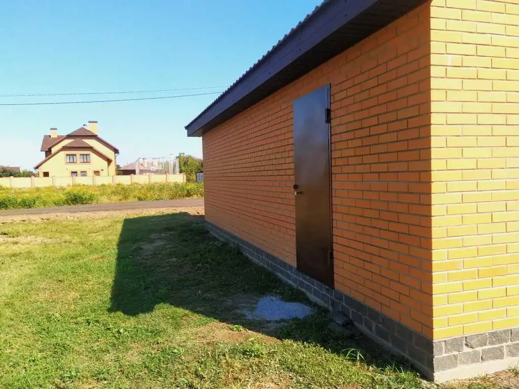 Ділянка з гаражем у гарному місці 