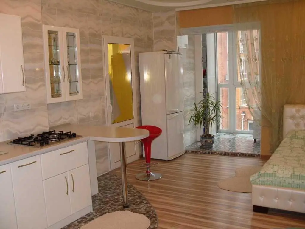 Трикімнатна квартира навпроти Листопада