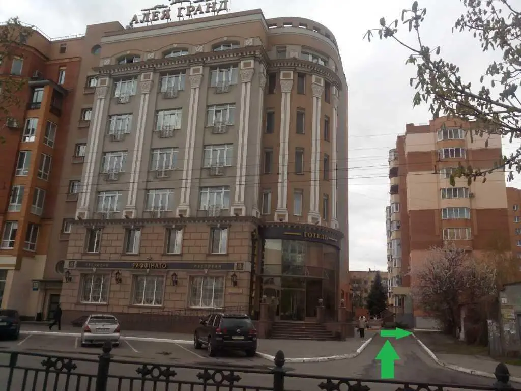 Трикімнатна квартира навпроти Листопада