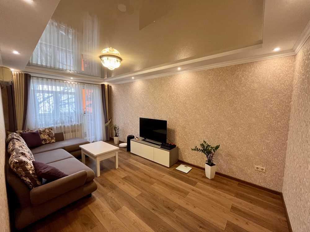 Гарна трикімнатна квартира на Половках