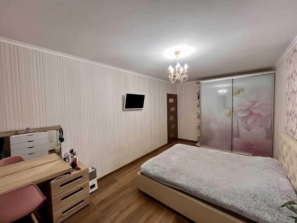 Гарна трикімнатна квартира на Половках