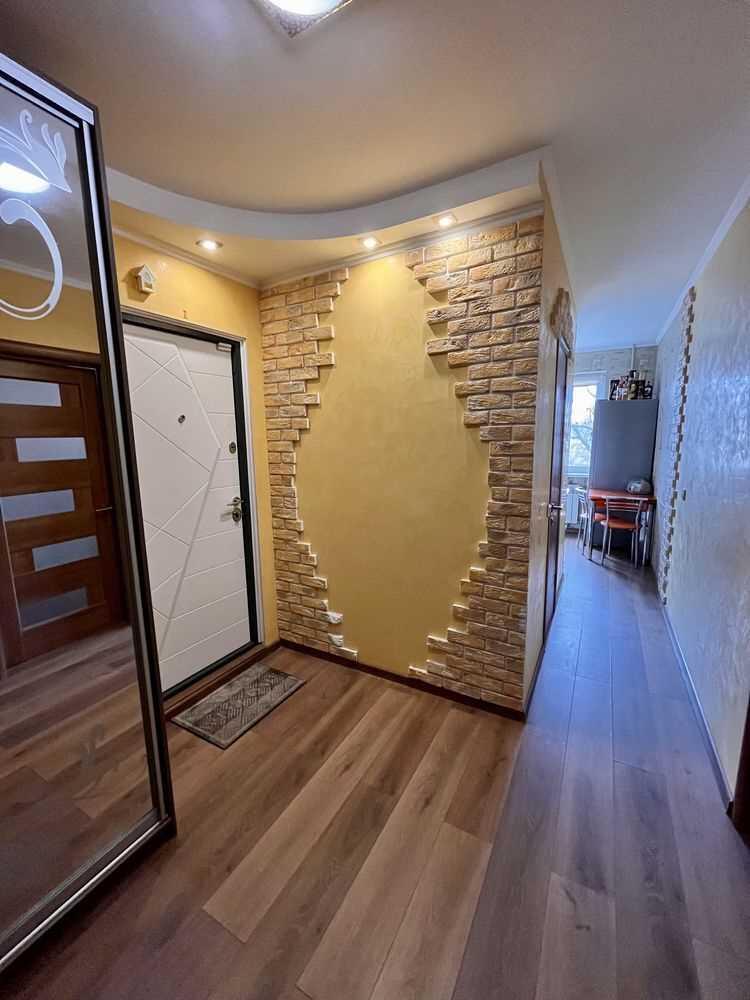 Гарна трикімнатна квартира на Половках