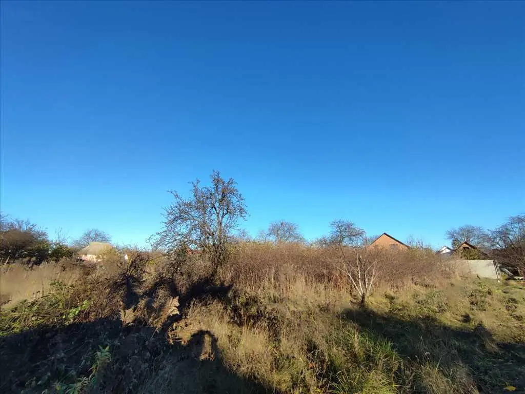 Ділянка біля зупинки транспорта!