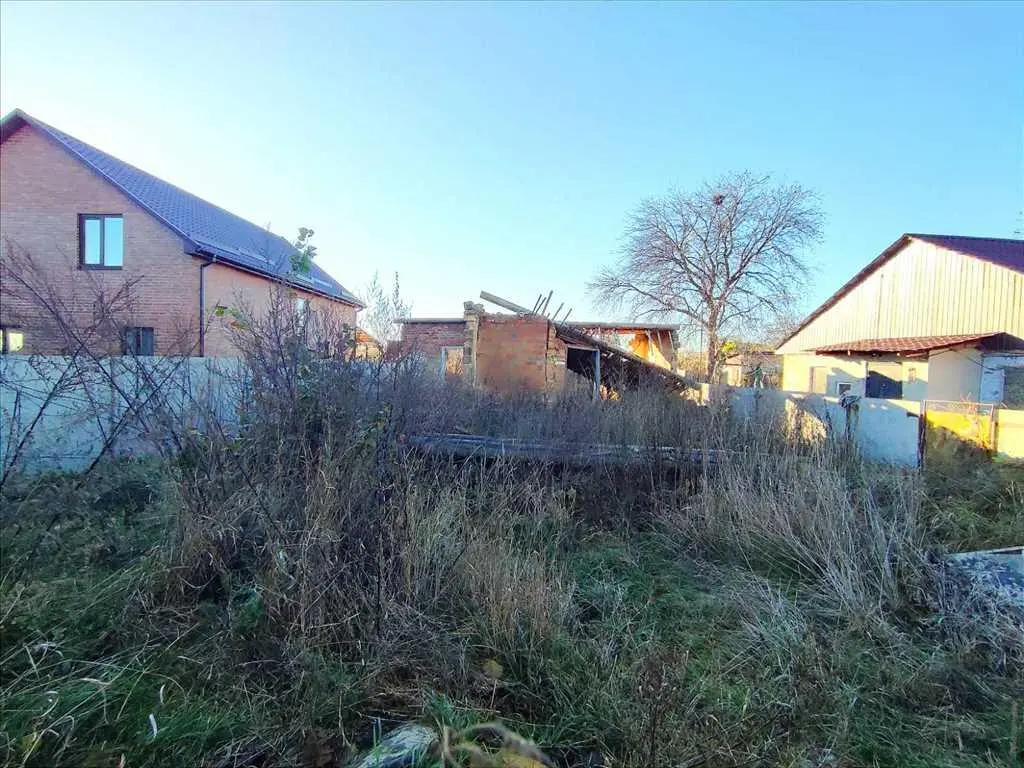 Ділянка біля зупинки транспорта!