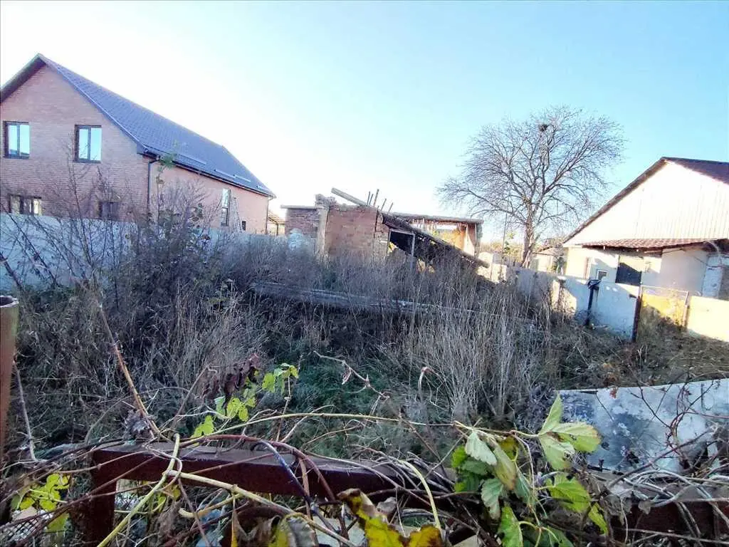 Ділянка біля зупинки транспорта!