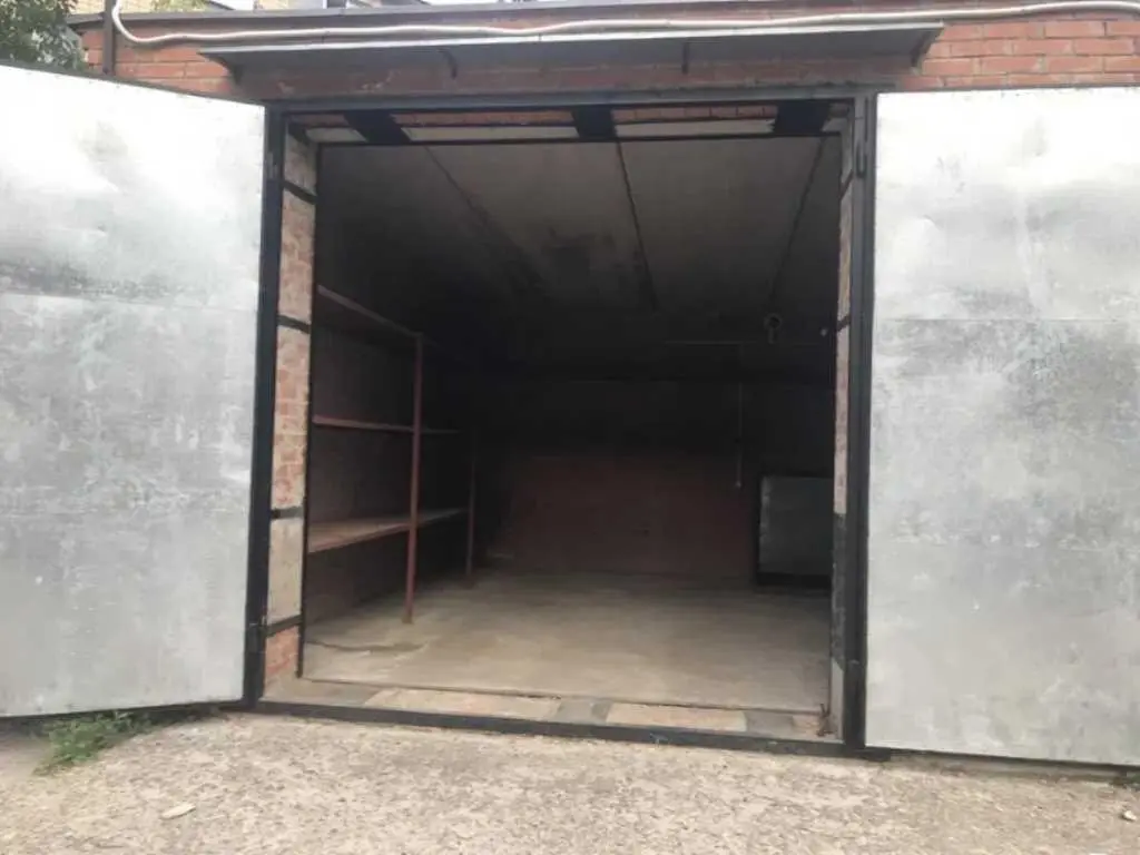 Гараж з великим потенціалом на Браїлках!