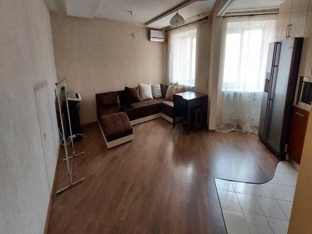 Продається 2 кімнатна квартира на Боженка 
