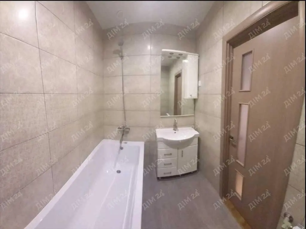 Двокімнатна з автономним опаленням!