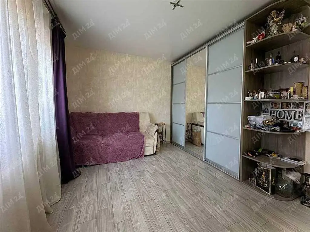 Будинок поруч з зупинкою! 