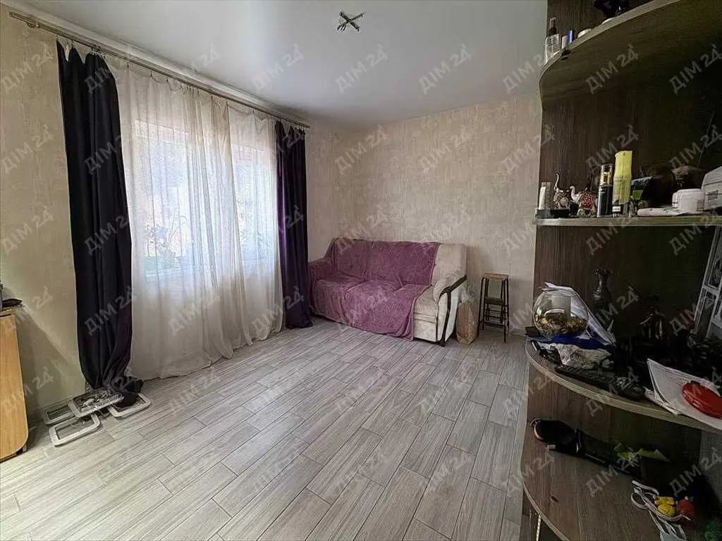 Будинок поруч з зупинкою! 