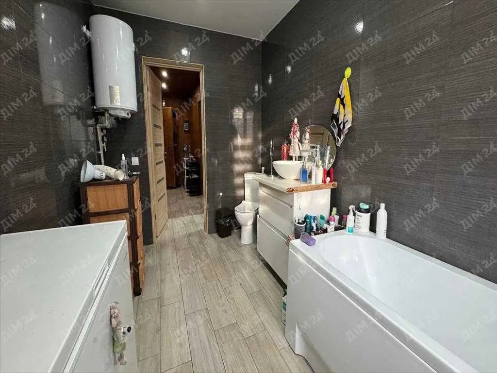 Будинок поруч з зупинкою! 