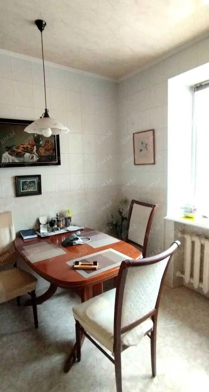 Центр міста! Простора трикімнатна квартира