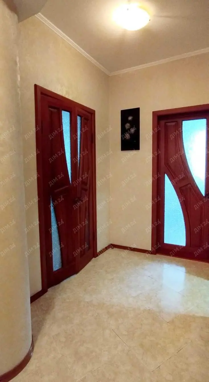 Центр міста! Простора трикімнатна квартира