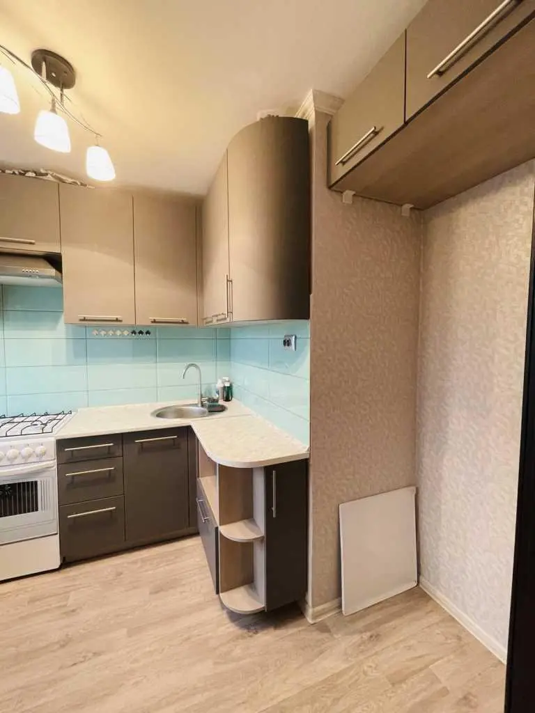 Трикімнатна на Алмазному.