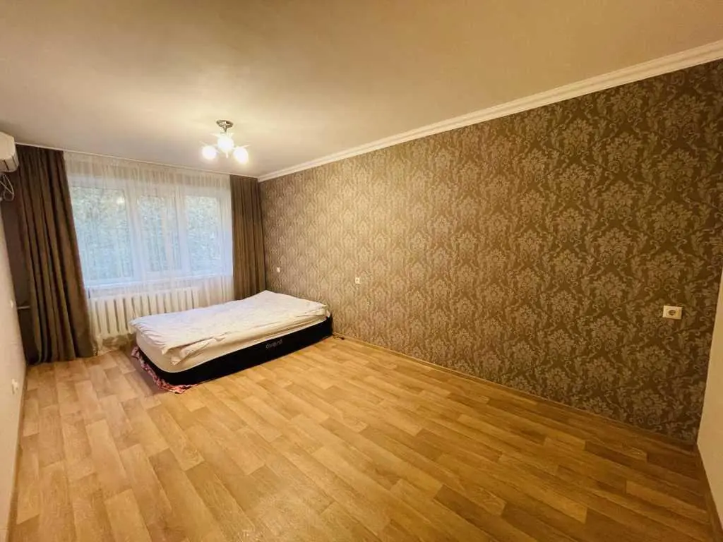 Трикімнатна на Алмазному.