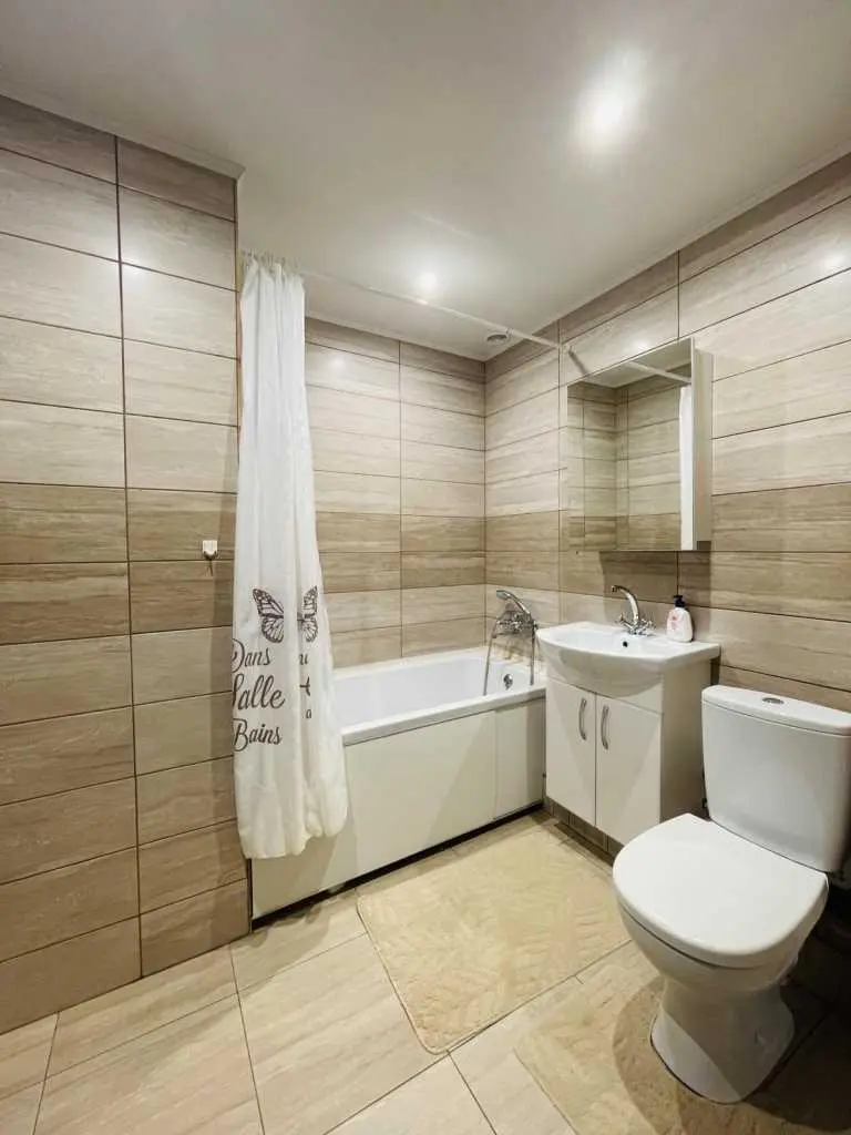 Трикімнатна на Алмазному.