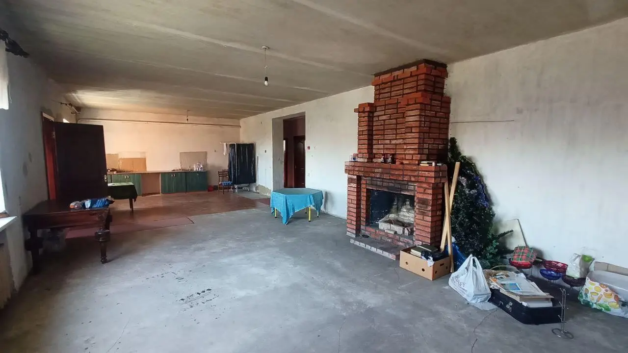 Великий будинок можливо під комерцію на Юрівці
