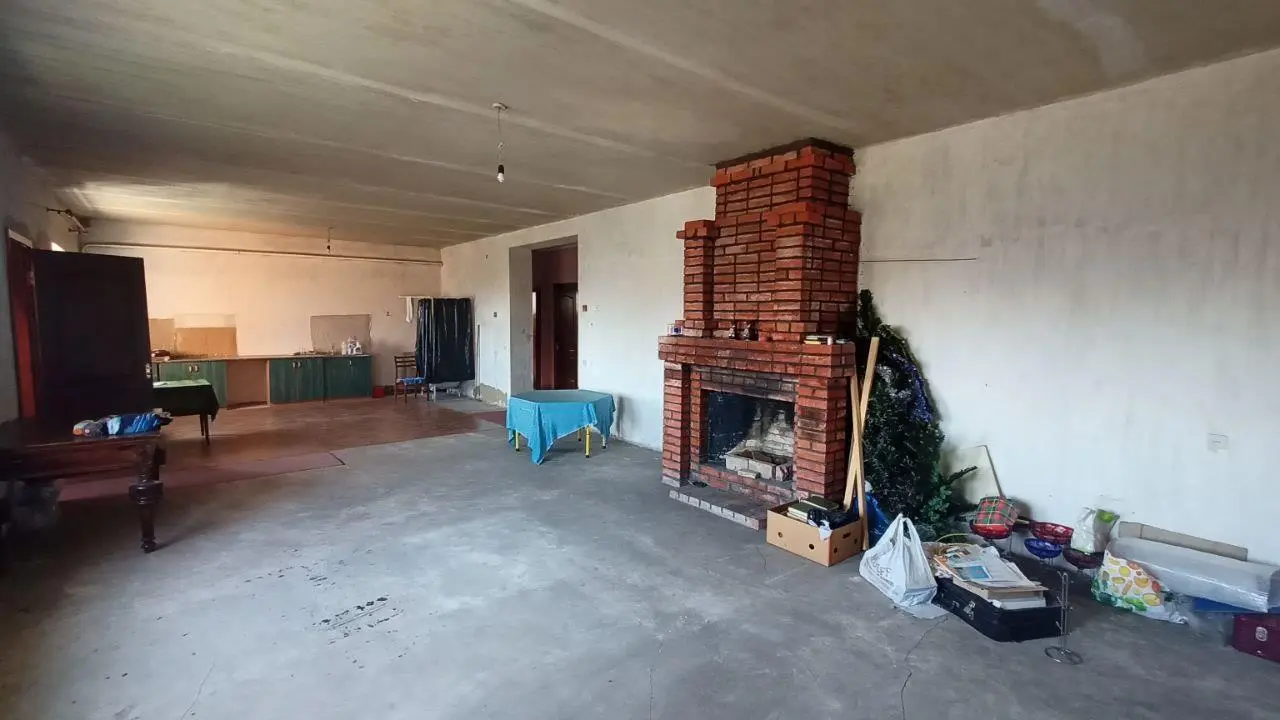 Великий будинок можливо під комерцію на Юрівці
