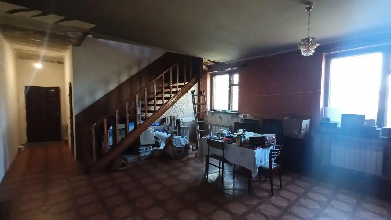 Великий будинок можливо під комерцію на Юрівці
