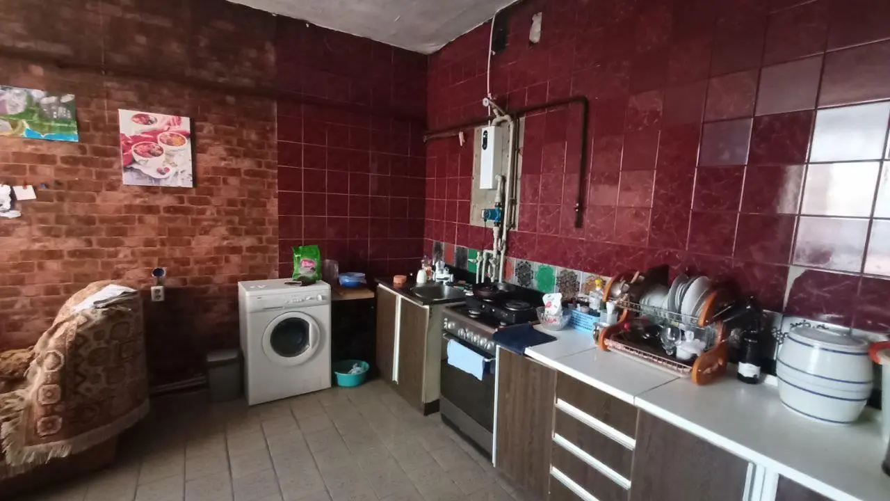 Великий будинок можливо під комерцію на Юрівці
