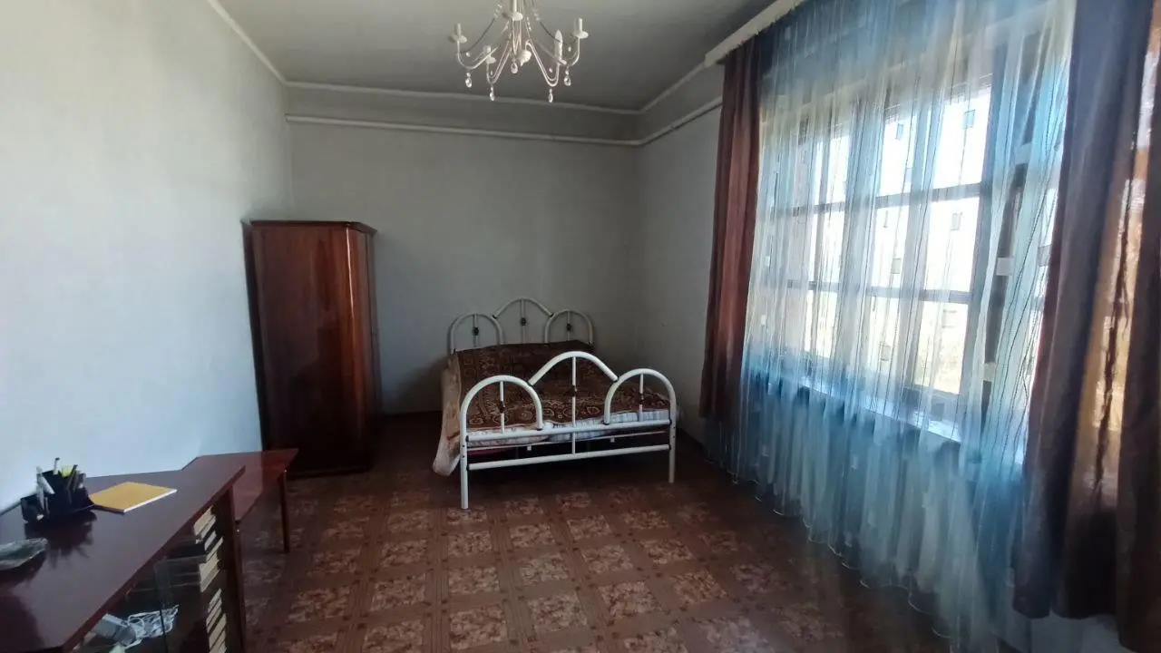 Великий будинок можливо під комерцію на Юрівці
