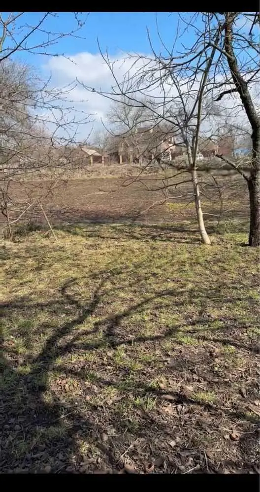 Велика ділянка з будинком в 4 км від міста!