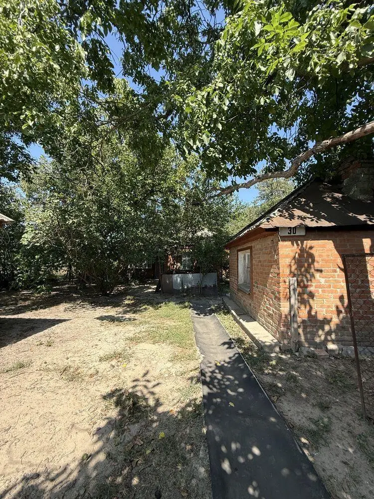 Велика ділянка з будинком в 4 км від міста!