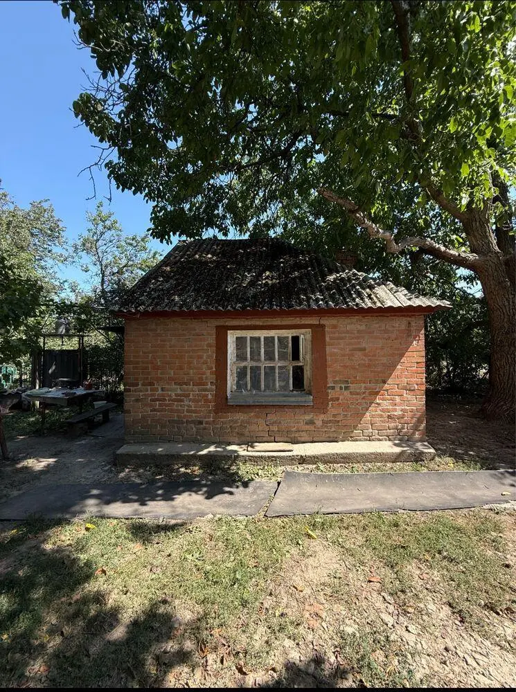 Велика ділянка з будинком в 4 км від міста!