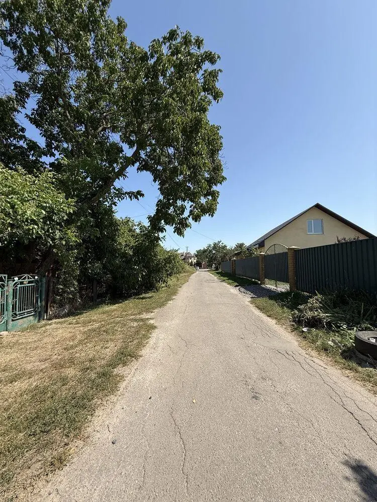 Велика ділянка з будинком в 4 км від міста!