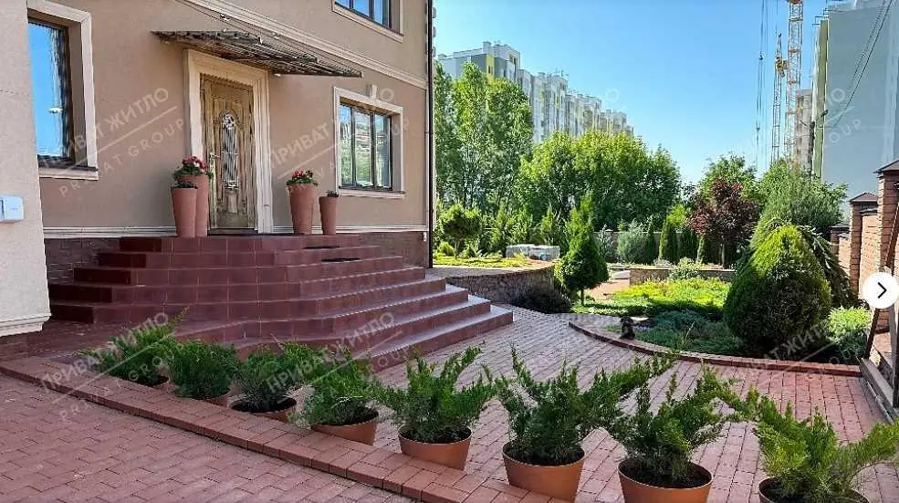 Пропонуємо 2 поверховий будинок  в районі ГРЛ