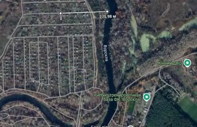 Дачна ділянка біля річки.