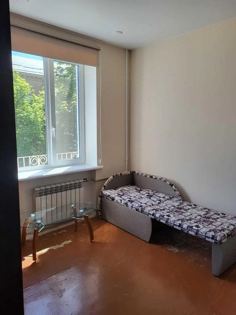 Простора 2 кімнатна сталінка в центрі міста!