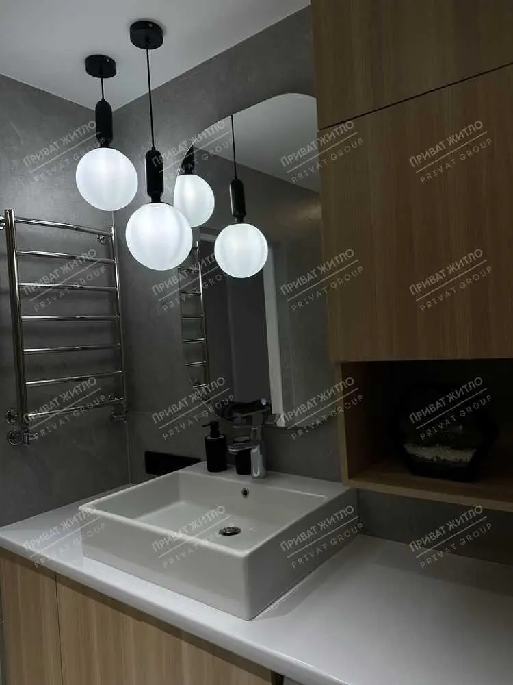 Трикімнатна квартира в новому сучасному будинку з дизайнерським ремонтом