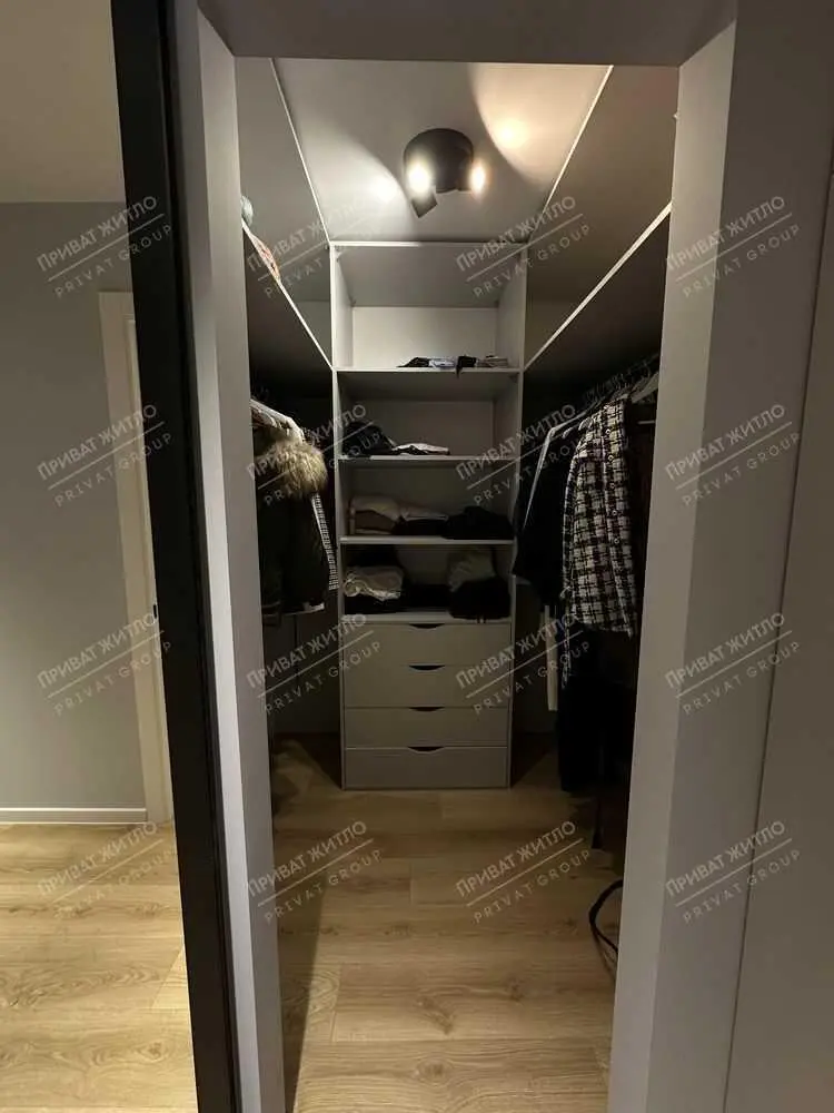 Трикімнатна квартира в новому сучасному будинку з дизайнерським ремонтом