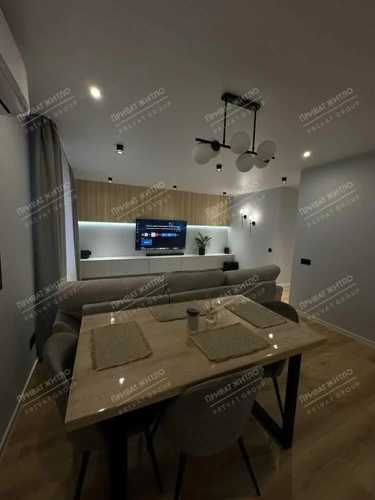 Трикімнатна квартира в новому сучасному будинку з дизайнерським ремонтом