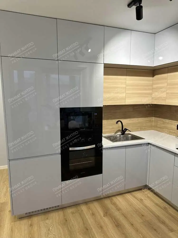 Трикімнатна квартира в новому сучасному будинку з дизайнерським ремонтом