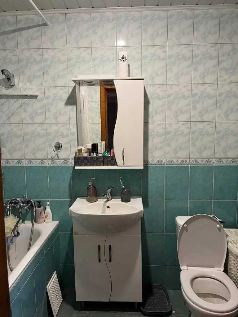 Окремий будинок поблизу площі Зигіна!