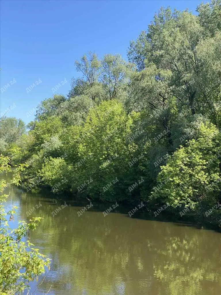Окремий будинок в с Нижні Млини в 3 км від міста.
