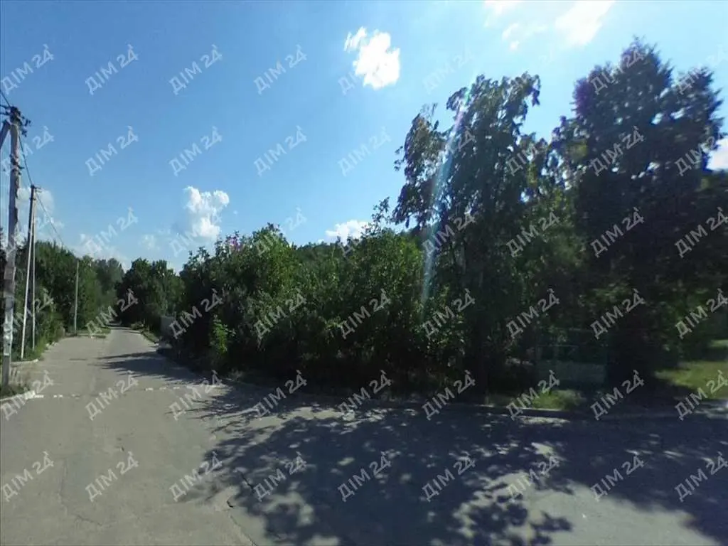 Окремий будинок в с Нижні Млини в 3 км від міста.