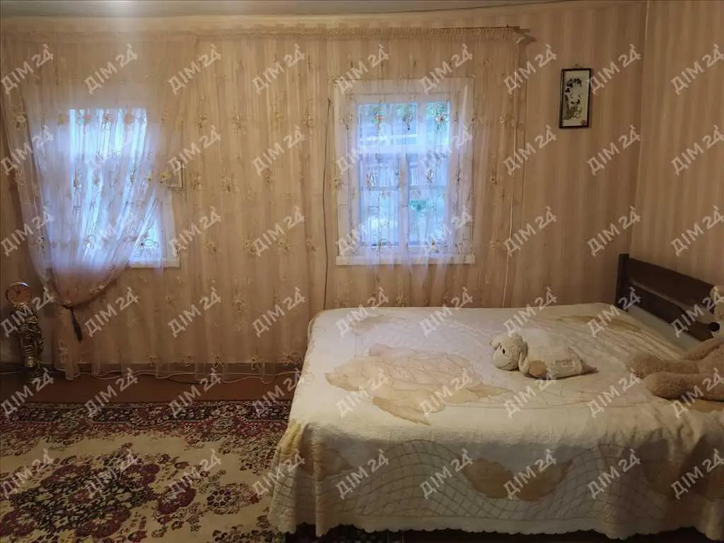 Окремий будинок з  власним ставком.