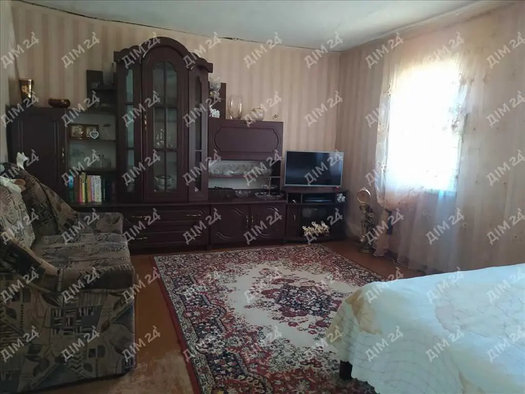 Окремий будинок з  власним ставком.