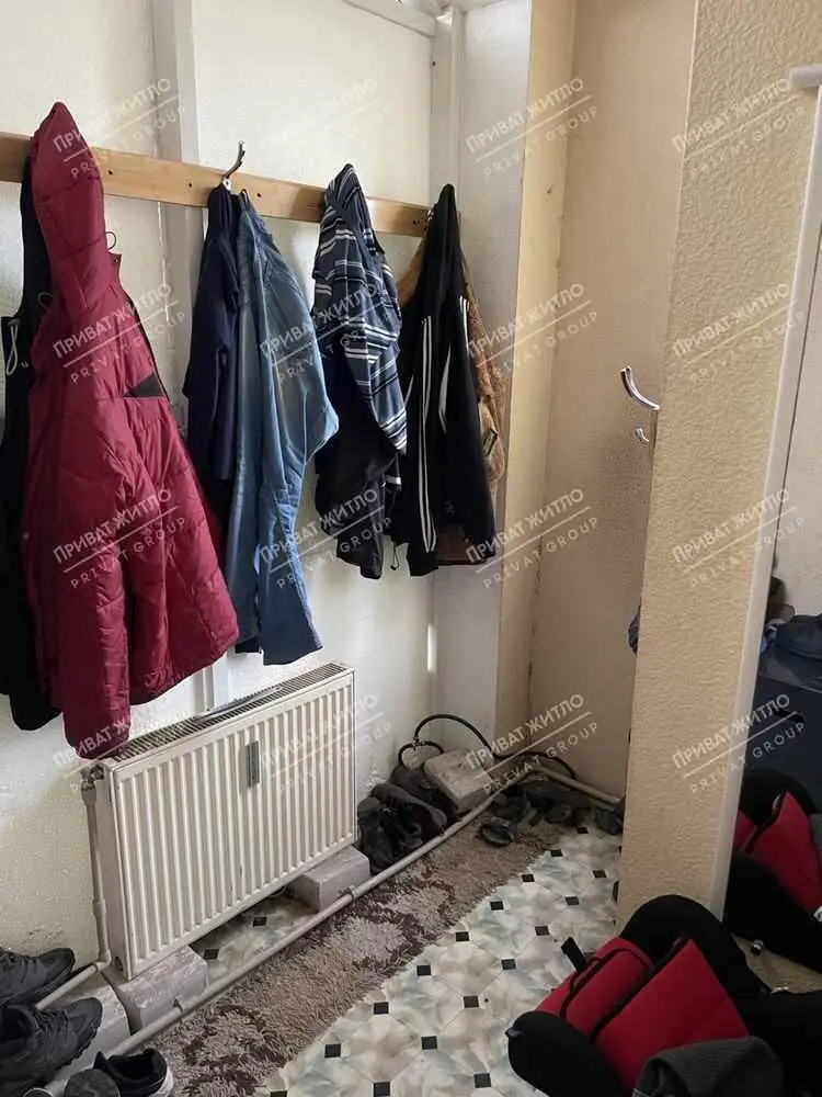 Пропонується двоповерхова офісна будівля з окремим входом.