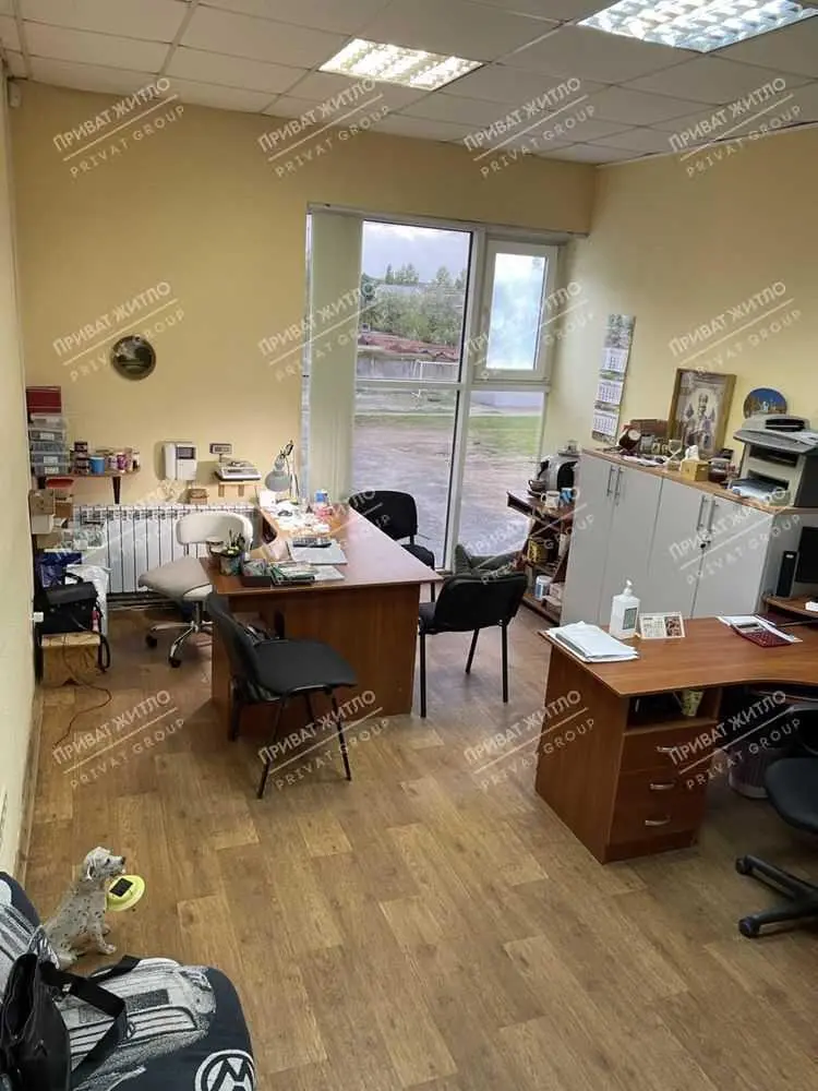 Пропонується двоповерхова офісна будівля з окремим входом.