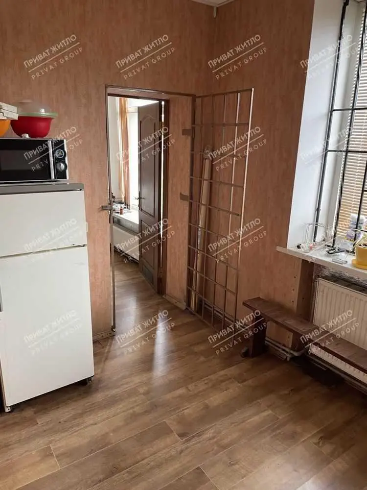 Пропонується двоповерхова офісна будівля з окремим входом.