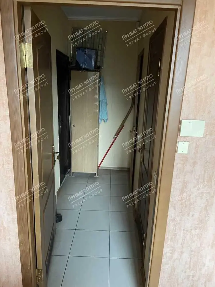 Пропонується двоповерхова офісна будівля з окремим входом.