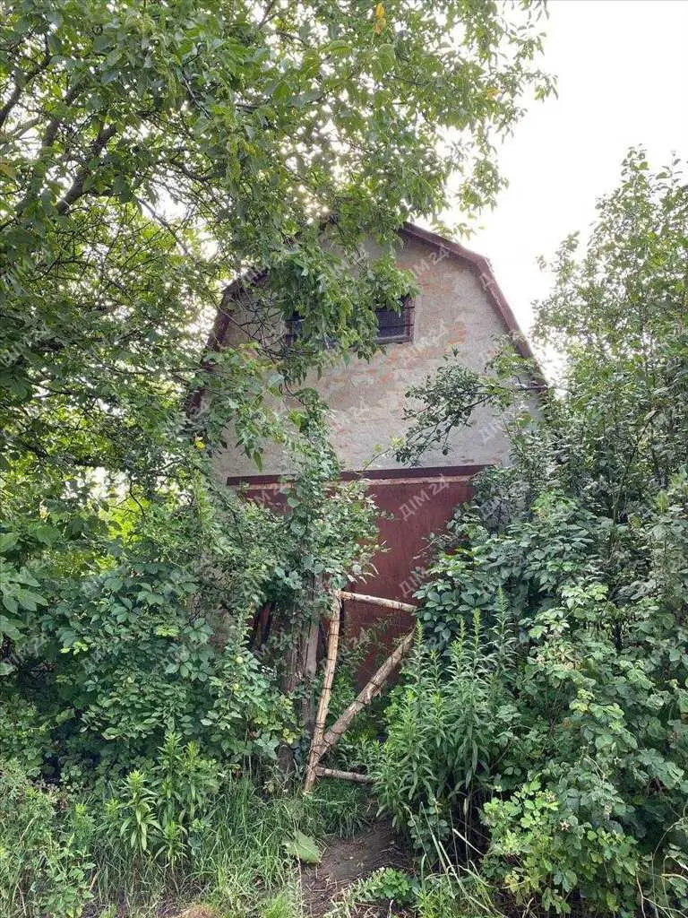 Дачна ділянка з будинком гаражного типу.

