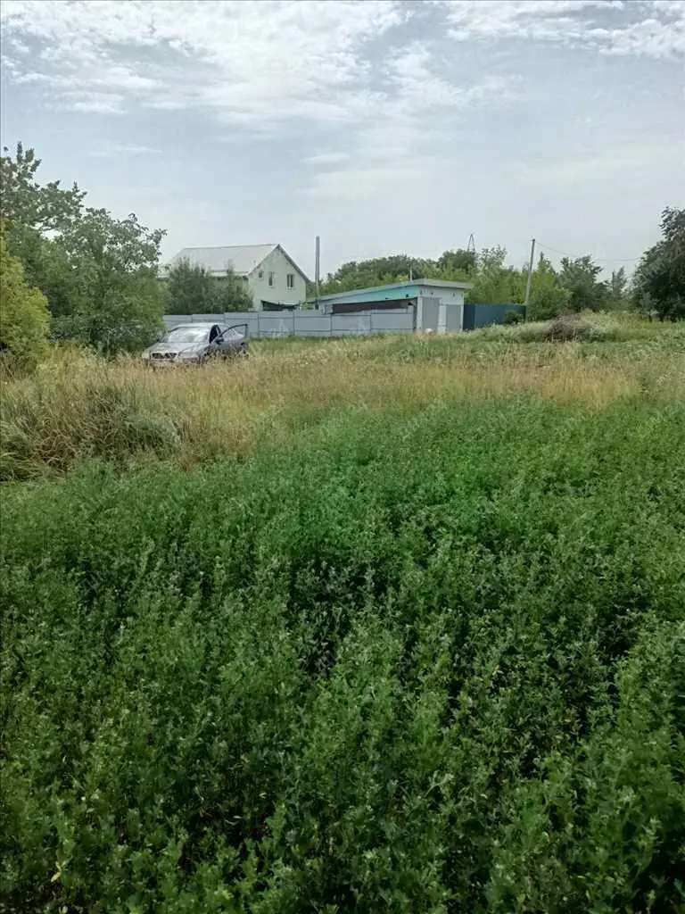 Ділянка неподалік лісу та річки.