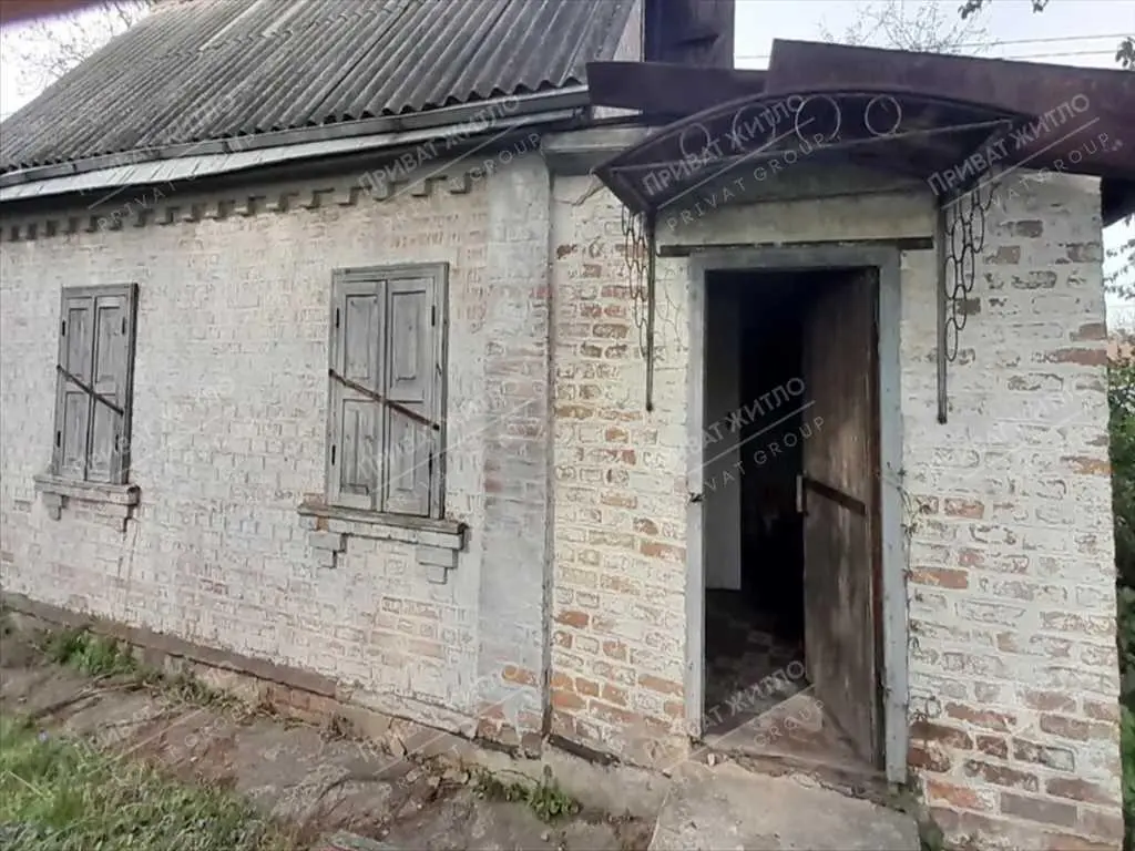 Продаж ділянки з будинком в межах міста